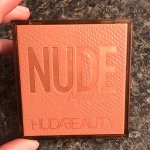 HUDA beauty medium nude palette